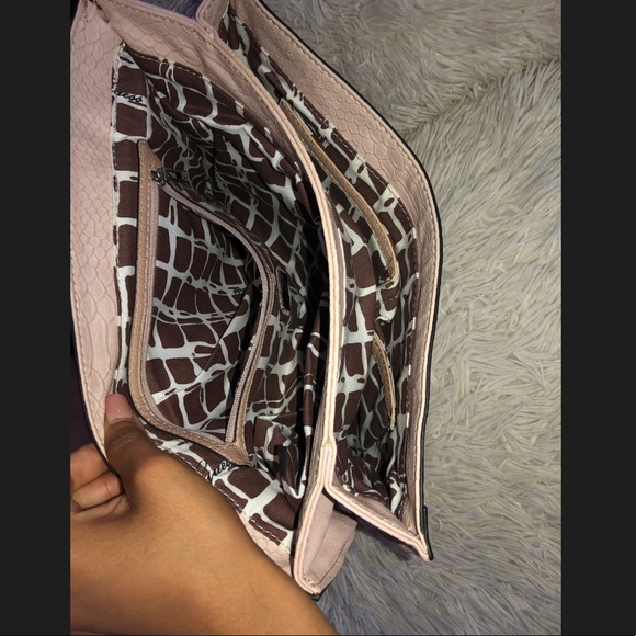 Baby pink Spike designed GUESS clutch - Picture 3 of 3
